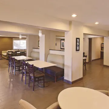 La Quinta Inn & Suites by Wyndham Carlsbad - Legoland Area Отели рядом с достопримечательностью «Флауэр Филдс»