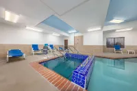 Baymont by Wyndham Pratt - piscina