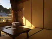 Ishizuchi Jinja Kaikan Hotel di Saijo