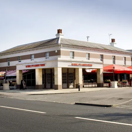Premier Inn Cheltenham Central (West/A40) Hotel
