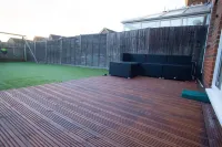 Charming 2-Bedroom House Hotels near Erith Riverside Shopping Centre