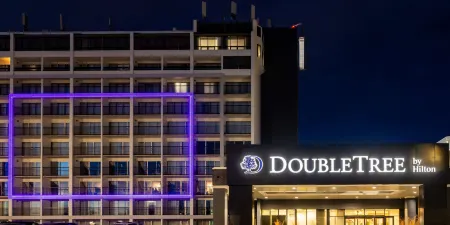 DoubleTree by Hilton Calgary North Отели рядом с достопримечательностью «Университет Летбридж Калгари Кампус»
