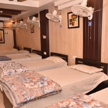 Goroomgo Comfort Hostel Charbagh Lucknow โรงแรมใกล้สถานีรถไฟชาร์บากห์