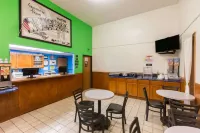 Super 8 by Wyndham Wayne - sarapan