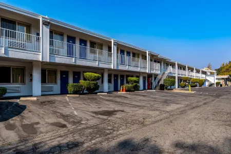 Motel 6 Concord, CA Отели в г. Конкорд