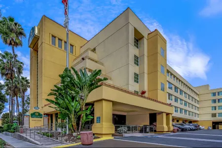 La Quinta Inn & Suites by Wyndham Anaheim Отели рядом с достопримечательностью «Луигис Ролликин Роудстерс»