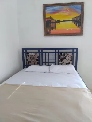 Gadjah Mada Hall Cafe & Penginapan Hostel فنادق في Pacet