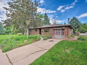 Chic Boulder Home w/ Yard < 3 Mi to Pearl St!