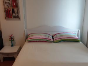 T8 Guest House Don Mueang Challenger Triple Room