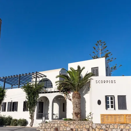 Scorpios Beach Отели рядом с достопримечательностью «Пляж Монолитос»