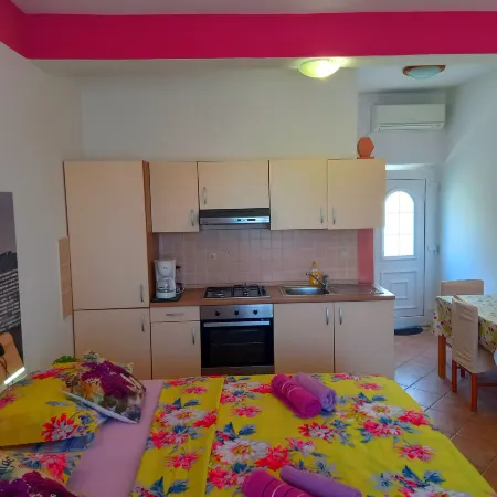 Pretty Apartment with Terrace, Island Rab