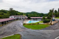 Lloyd's on the River Country Inn by OYO Hotel a Swain County