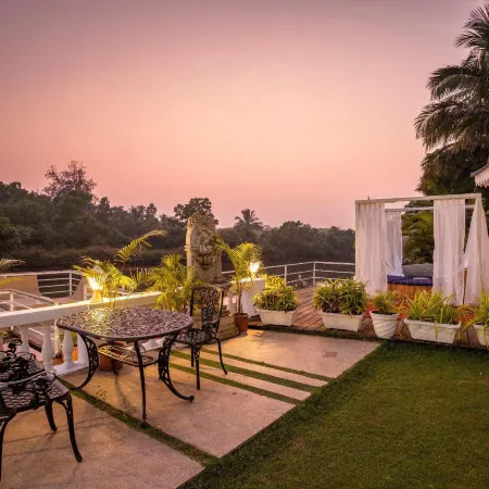 Stone Wood Riverfront Resort, Siolim