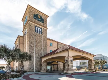 La Quinta Inn & Suites by Wyndham Dallas Grand Prairie South