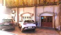 Leela Bizotel - parking