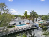 Bnb Hyperion | 5B Home w Pool, 2 Parking & Hot Tub