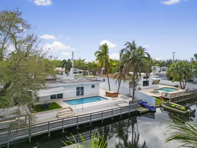 Heated Pool, Hot Tub and Stylish Lounge Area - Spacious Elegant Haven Hotel in zona Miami Amtrak Station