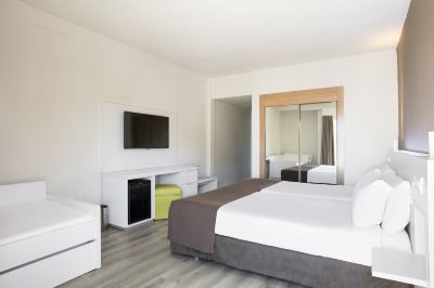 Family Room with Balcony Sol Pelicanos Ocas Photo
