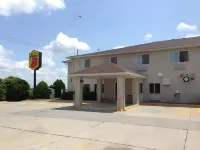Super 8 by Wyndham Lees Summit Отели рядом с достопримечательностью «Юнити Виллидж Роуз Гарден & Фаунтинс»