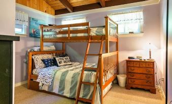 Breathtaking Newbury Cottage w/ Deck on Chalk Pond