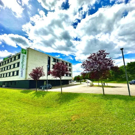 Holiday Inn Express DIJON by IHG Отели рядом с достопримечательностью «Медицинский центр при Университете Бургундии в Дижоне»