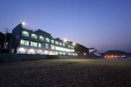 Yeongdeok Pine Beach Pension Отели рядом со станцией Jangsa Station