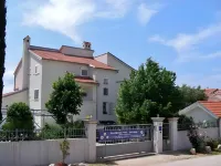 Apartments & Rooms Petra