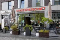 Hotel Indigo Berlin - East Side Gallery Hotel dekat Soviet War Memorial Treptow