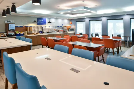 Holiday Inn Express Lewisburg/New Columbia Отели в г. Уотсонтаун