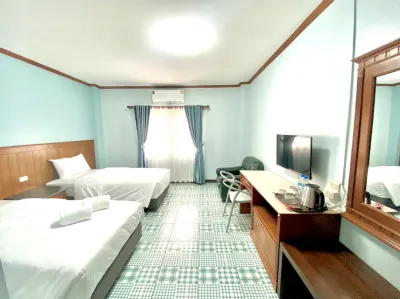 Chainat Grand Hotel. Hotel dekat Wat Song Phi Nong