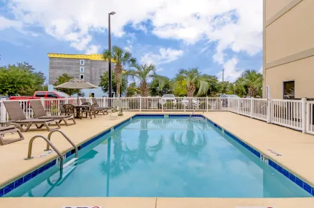 Comfort Suites at the University Отели в г. Хорри Каунти