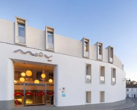 Moov Hotel Évora โรงแรมในแอวูรา