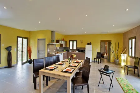 Spacieuse et Confortable Villa Avec Piscine Privée à 10mn à Pied du Centre Ville