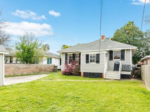2 bedroom getaway with beautiful varnished wood design!