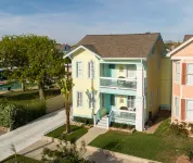 BEAUTIFUL 5-BEDROOM HOUSE WITH HEATED SWIMMING POOL, GAS GRILL, LARGE DECK