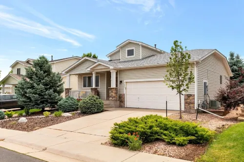 Modern Cabin Vibe, With great back yard to relax in. New furnishings and hot tub Hotels in Roxborough Park