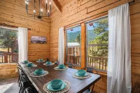 Cabin - Hot Tub w Outdoor TV, Sleeps 12, King Bed, Dogs ok