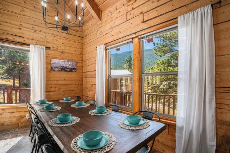 Cabin - Hot Tub w Outdoor TV, Sleeps 12, King Bed, Dogs ok