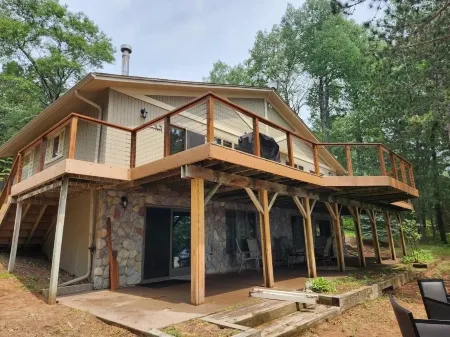 Spacious lakefront cabin on beautiful sand bottom Leader Lake.