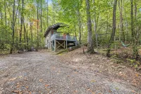 1 bedroom cozy cabin 5 miles to Helen!   Fireplace, Hot tub, kitchen, Fire Pit!