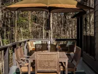 Enjoy the lake & mountain retreat at The Water & Woods Tiny Home トレーシー・シティのホテル