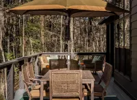 Enjoy the lake & mountain retreat at The Water & Woods Tiny Home Hotels in Tracy City