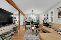 Lux UO Campus Hills Modern Tree House, 2 King Beds