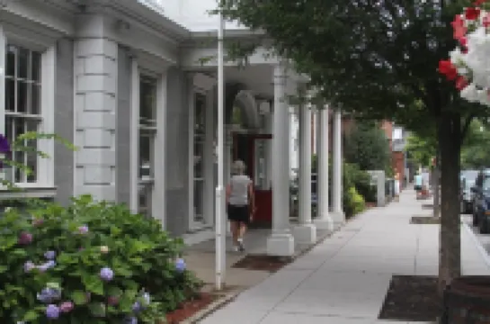 Historic Downtown Bristol Apartment