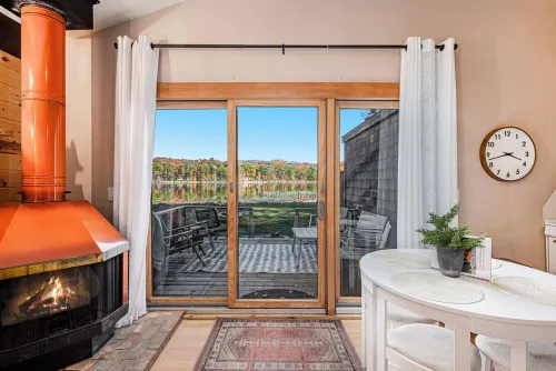 Lakefront 3 Bedroom Townhome - Fall colors and Quaint Towns - Sleeps 8
