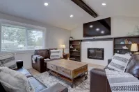 Modern 5 BR - Large Yard + BBQ + Kid's Playhouse + Game Room + Great WiFi