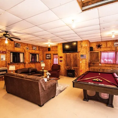 Fishermen’s Barndominium by the Lake-Pet Friendly