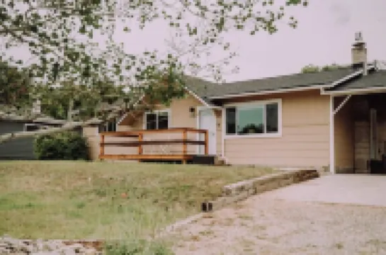 Stylish & Cozy Home - Newly Renovated