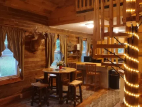 Secluded cabin in the woods-UTV, hunting, fishing, pet friendly Hotels in Rusk