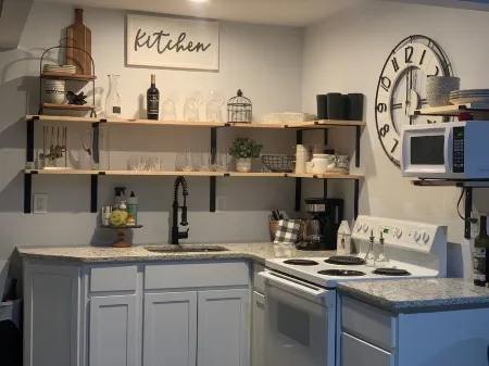 Secluded Cabin near Lake Hartwell, Great for Hunting & Fishing.